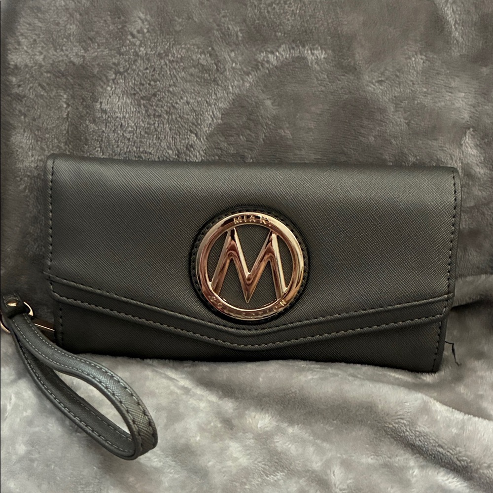 MIA K Collection. Charcoal Wristlet Clutch. EUC/ Looks brand new